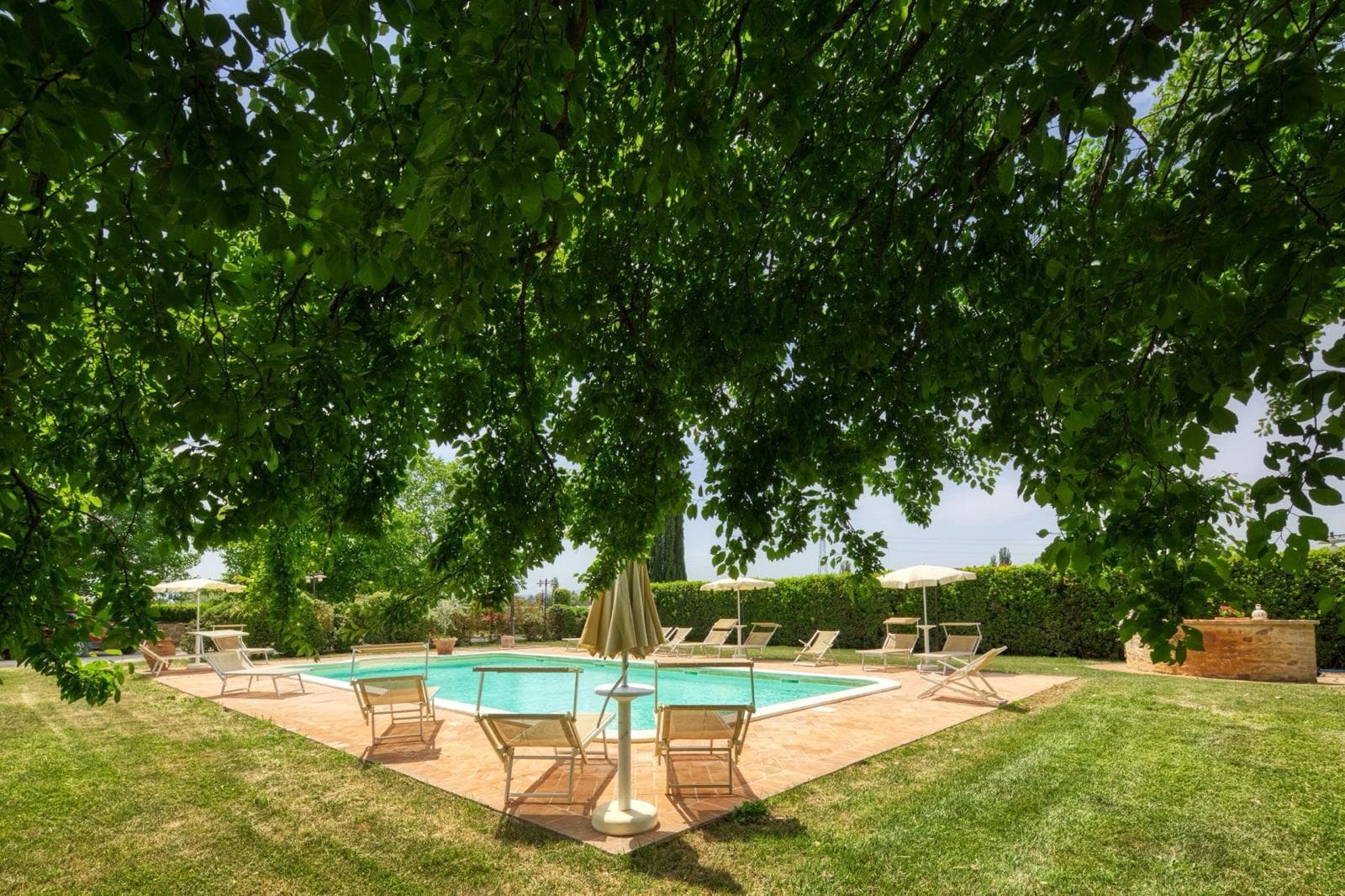 Piscina Il Barco all'ombra degli alberi