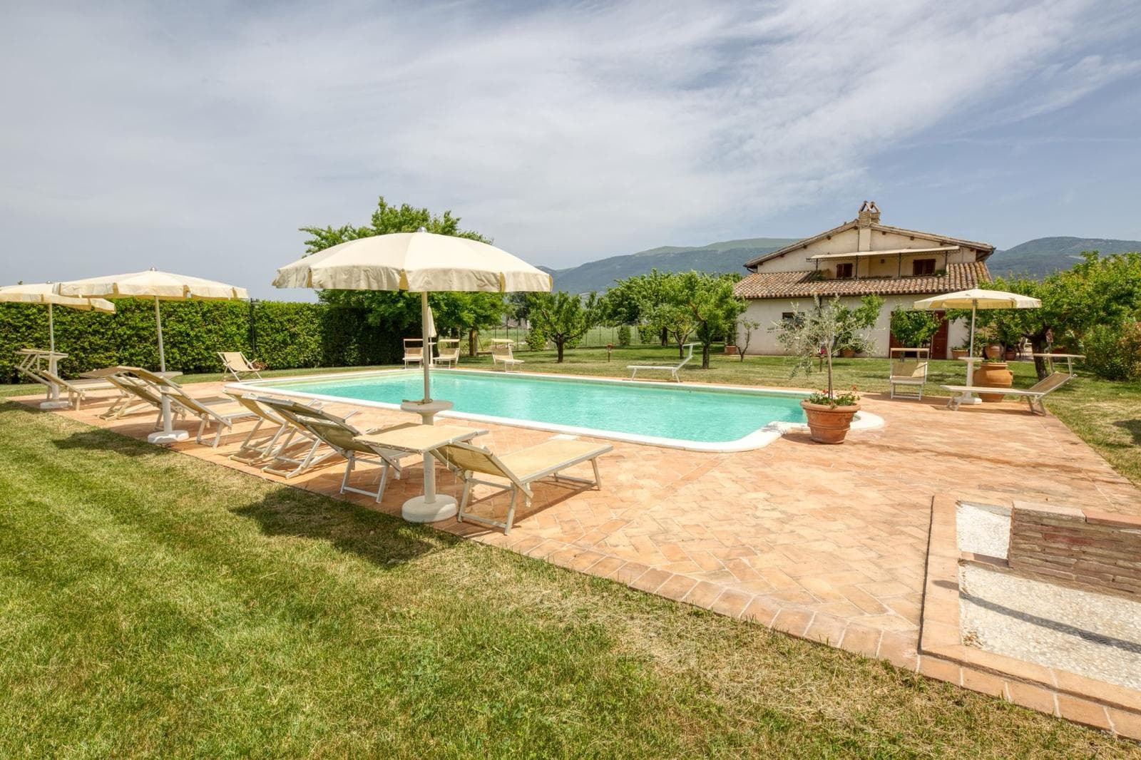 Piscina Agriturismo Il Barco con vista sulle montagne umbre