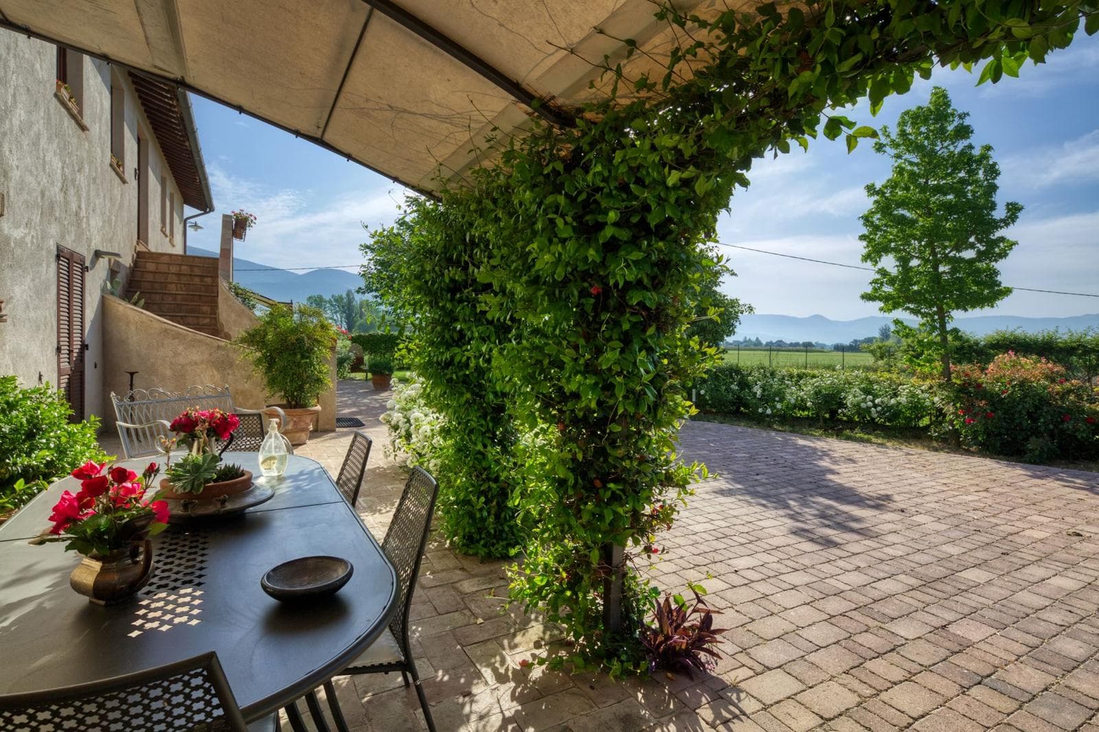 Terrazza con pergola e panorama sulla Valle Umbra
