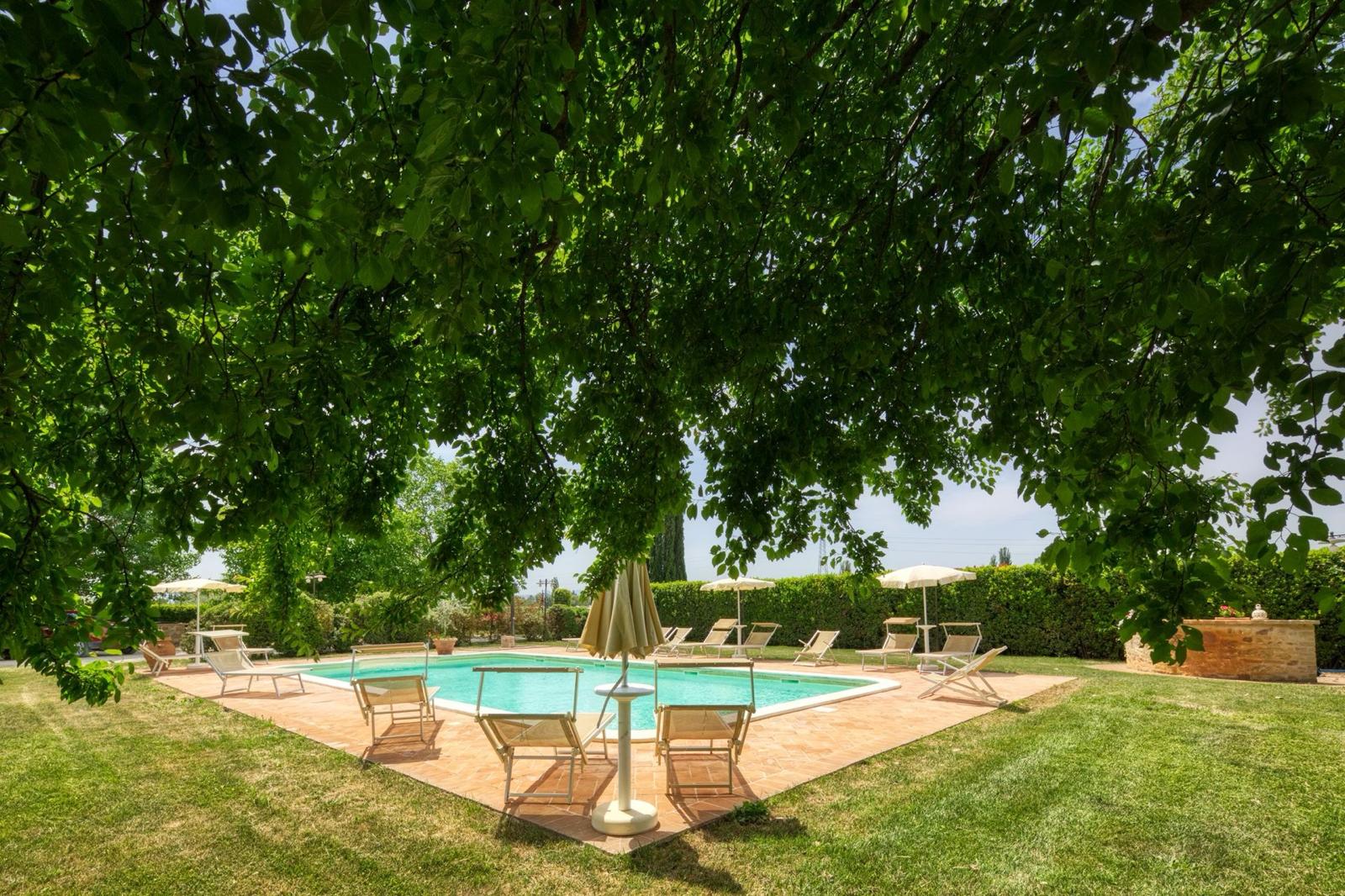 Piscina Il Barco all'ombra degli alberi